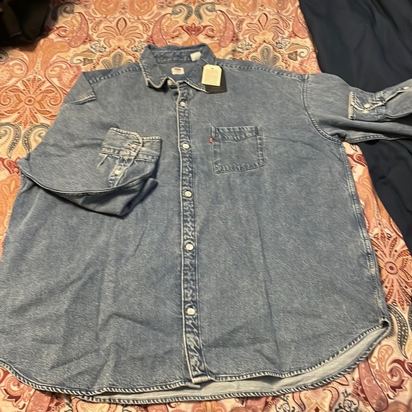NWT LEVIS MEDIUM WASH OVERSIZED DENIM SHIRT - Picture 1 of 7